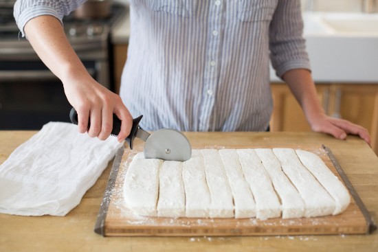 OXO pizzaszeletelő, 10 cm, rozsdamentes acél pengével