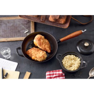 Staub Serpenyő fa nyéllel, 28 cm