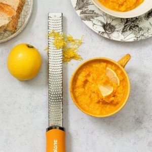 Microplane - Classic reszelő, sebészeti rozsdamentes acél, 32,5 x 3 cm, Mustard Yellow