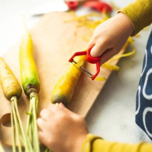 Hámozó, rozsdamentes acél, "Le Petit Chef" - Opinel