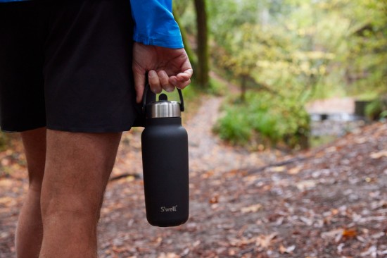 Szigetelt vizes palack beépített szalmával, rozsdamentes acél, 700 ml, "Explorer Flip Straw", Onyx - S'well