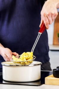 KitchenAid - Empire Red - 35,5 cm -es rozsdamentes acél szűrő paletta