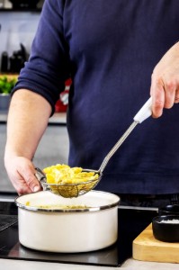 Pókháló alakú szűrő, rozsdamentes acél, 35,5 cm, "Almond Cream" szín - KitchenAid márka