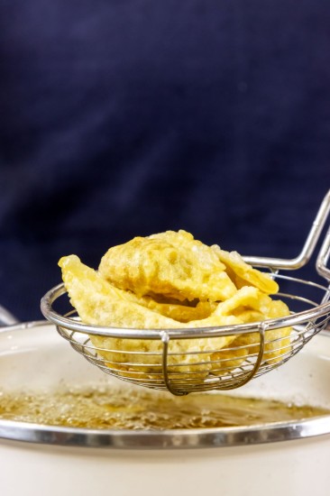 Pókháló alakú szűrő, rozsdamentes acél, 35,5 cm, "Almond Cream" szín - KitchenAid márka