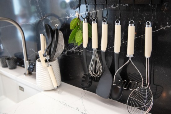 Pókháló alakú szűrő, rozsdamentes acél, 35,5 cm, "Almond Cream" szín - KitchenAid márka