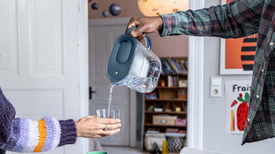 BRITA - Style Essential vízszűrő kancsó  + 1db PP Maxtra Pro szűrő patron, 2,4 L (szürkéskék)