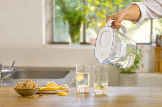 BRITA - Style Essential vízszűrő kancsó + 1+1db Maxtra Pro szűrő patron, 2,4 L (fehér)