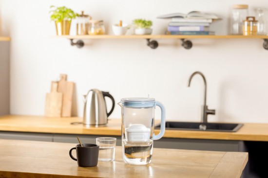 BRITA - ONE űveg vízszűrő kancsó  + 1db PP Maxtra Pro szűrő patron, 2,5L (világoskék)