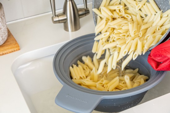 2 az 1-ben összecsukható szűrő, szilikon, 39 x 29 cm - MasterClass