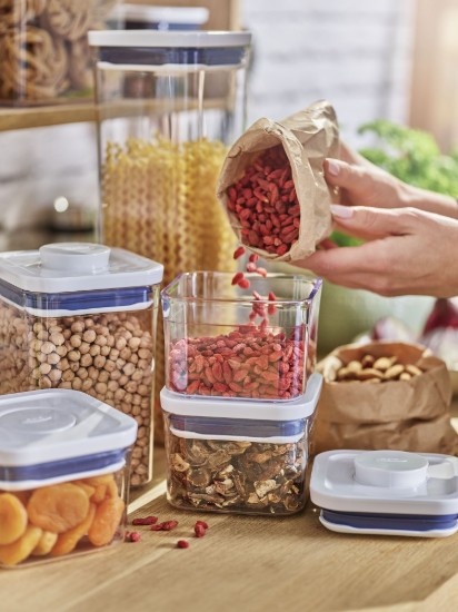 OXO négyszögletes tároló edény, műanyag,  11 x 11 x 8 cm, 0,4 l