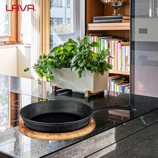 LAVA - Öntöttvas serpenyő, 20 cm, fa alátéttel