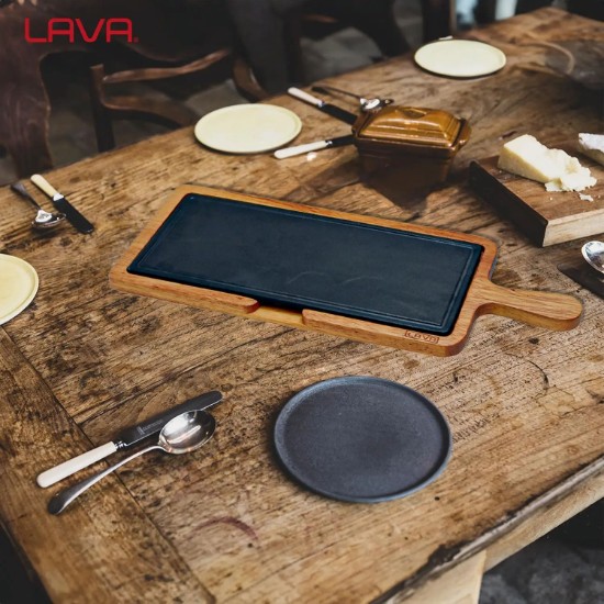 LAVA - 17 x 37 cm -es öntöttvas tálalótálca, fa alátéttel