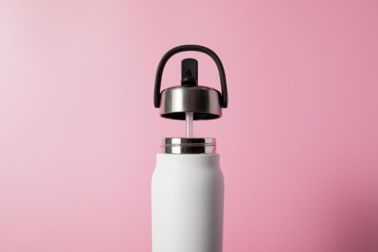 Szigetelt vizes palack beépített szalmával, rozsdamentes acél, 700 ml, "Explorer Flip Straw", Moonstone - S'well