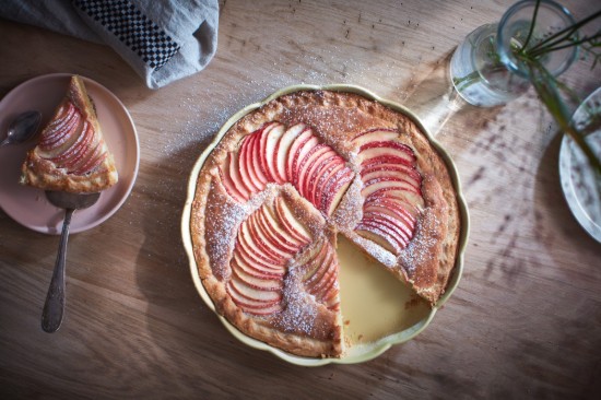 Tortatálca, kerámia, 31 cm, Vanilla, "Madeleine" - Emile Henry