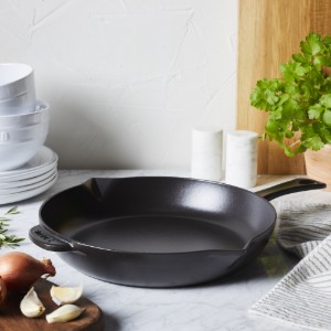 Öntöttvas serpenyő 26 cm, Black - Staub